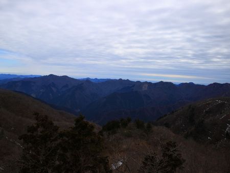 こっちは東側かな。なんの山が見えてるのかわからない