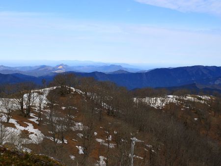 本当に見えにくいんだけどこっち側は肉眼で御嶽山や乗鞍岳が見えていた。写真右側の白い山なんだけど見えないね