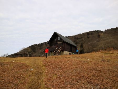 ザックをデポしたあしび山荘へ戻ってきた