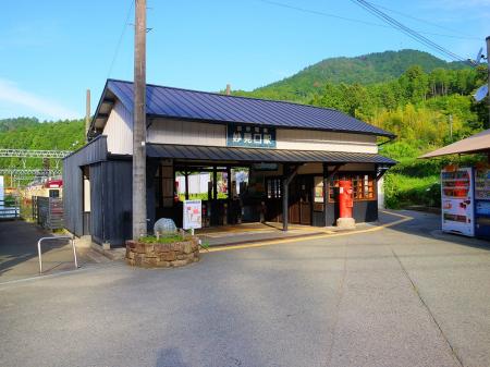 能勢電車・妙見口駅。この前にある有料駐車場に車を停めてスタート