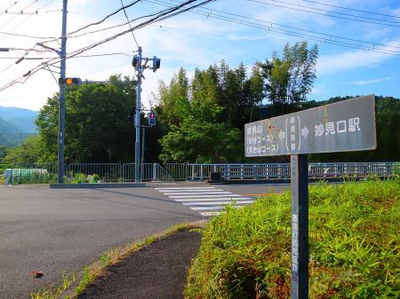 国道477号線を横断して直進していく。道路沿いに歩いて行けば東ときわ台にたどり着く