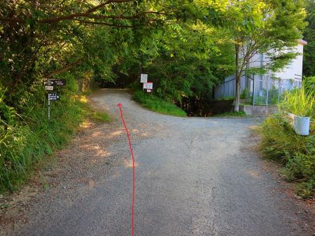 吉川峠の分岐。この左側から入山する。直進すると坂道を下るともう一つ登山口があるけど、今回はここから入る