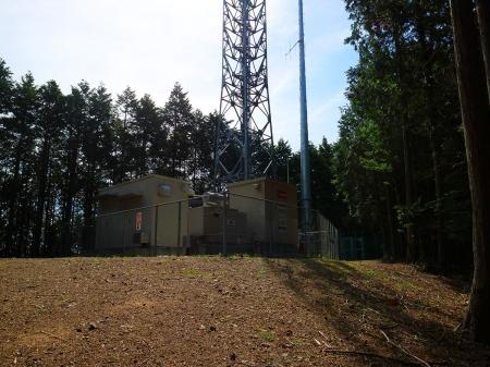 天台山の山頂はこの鉄塔施設の右側の奥になる