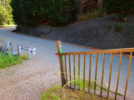 府道4号線の道路に出た。ここから少し道路をあがっていく