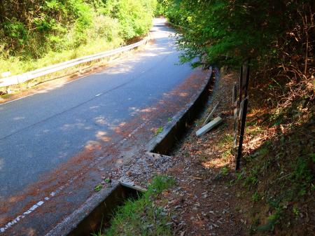 再び府道4号線の道路に出る。道路と登山道を交互に歩く感じかも