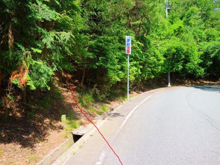 この凍結注意の看板の手前で再び左側に入って登山道を歩いていく