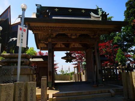 本堂に用事はないのでさっさと門を出て山頂となる三角点へ向かう