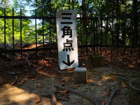 妙見山山頂三角点(660.1m)に到着。ここに来るのは何度目だろうか！？