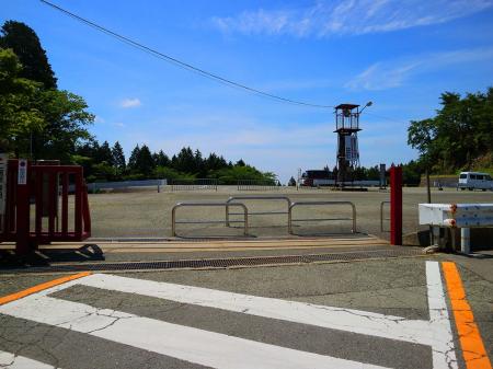 妙見山上駐車場に入って行く。上杉尾根へ下りはこの駐車場の奥にある