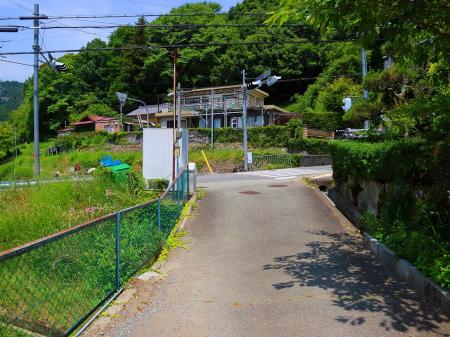 国道477号線に出たら横断して真っすぐ進んでいくと妙見口駅にたどり着く