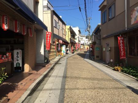 中山寺までのお土産屋が続く街道を歩く