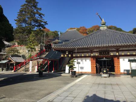登山道へは中山寺に入り左へ行く