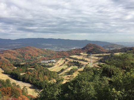 ゴルフ場とその向こう側は五月山、六個山など箕面の山々が見えた