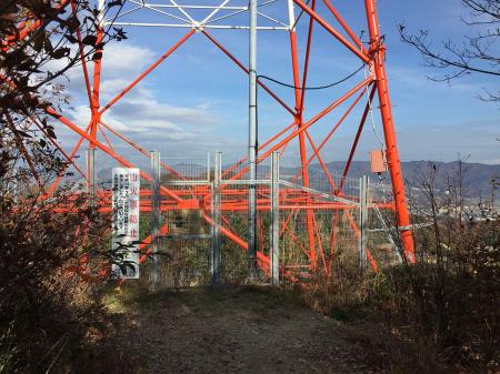 ナイトハイキングでいったときに撮影した赤い鉄塔