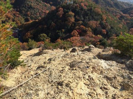 撮影ポイントからの下りは岩場となる