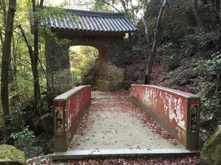 辰己橋を渡って阪急山本駅を目指す