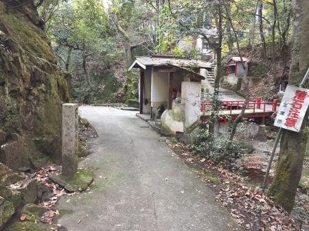 辰己橋を渡ると舗装道になる