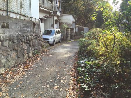 道路にでた。阪急・山本駅へは道なりに進んでいけばたどり着く