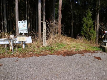 上丹生登山口からスタート。車はこの左側の広いスペースに駐車した