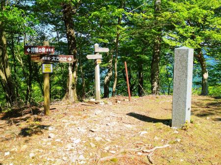 ここが涅槃岳だと思ったら違った。証誠無漏岳だというらしい。涅槃岳は次のピーク