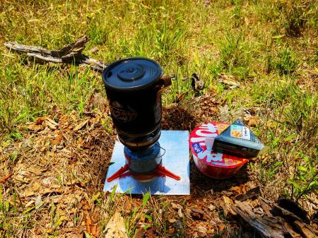 今日の昼食。暑かったけどきつねうどんがやたら食べたくなったので前日買っておいたもの。まあ腹減ってるし、山で久々にうどん食べるのは美味そうだ