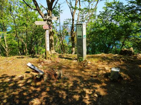 標高160～170mの登り返しで長かったけど、涅槃岳まで戻ってきた。正直今回一番しんどかったのは涅槃岳への登り返しだった