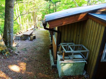 阿須迦利岳から長い下りを経て持経の宿の小屋まで下りてきた。ここからまた長い林道が始まるんだなって思うと心折れそうだった