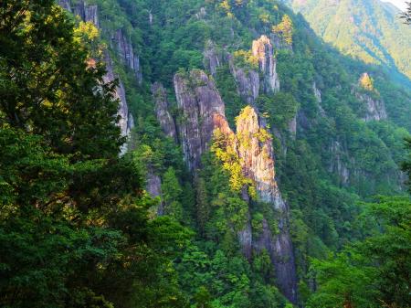 車で池郷林道の途中にあった石ヤ塔というところで岩を撮影してみた。写真では伝わらないけど、すっごい迫力ある岩だった。こんなのが見れるのに誰もきてないし独占状態。でもまあこんなところまで誰もこないか・・・