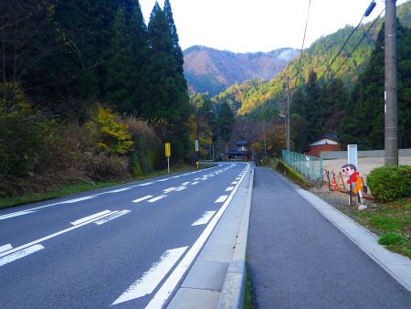 まずは道路を歩いて登山口へ向かう
