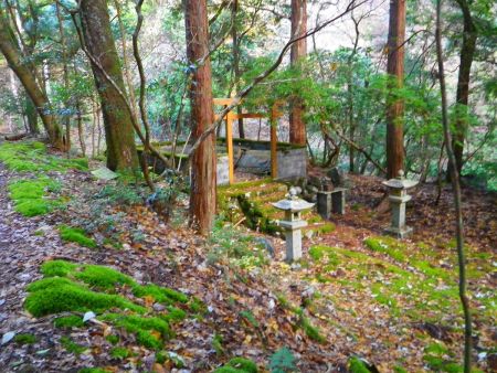 何か祀られてるぽいけど意味がわからないのでスルーして先へ進む