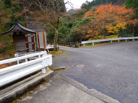 ここで左の橋を渡って県道３４号線を右に曲がって進んでいく