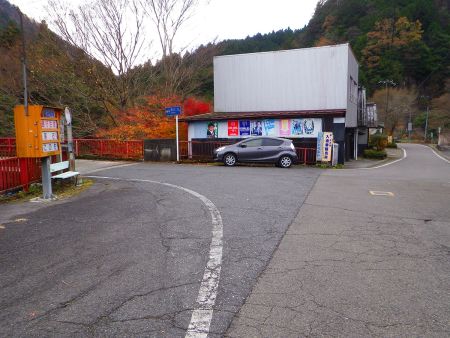 県道３４号線を歩いていくと左側に赤い橋があるのでこの橋を渡って国道４２１号線に出て左へ