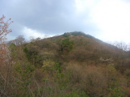 雌岳の山頂はピンクになってはいるが