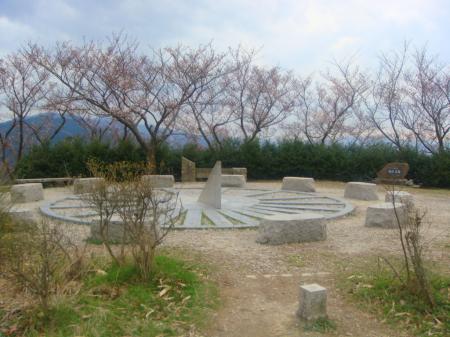 山頂付近の桜まだ早かった