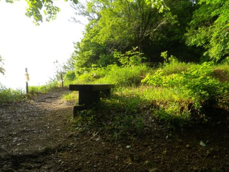 ここが６合目の手前で香芝市内が一望できる展望地。ベンチが設置されているが展望はいかがなもんだろうか！？