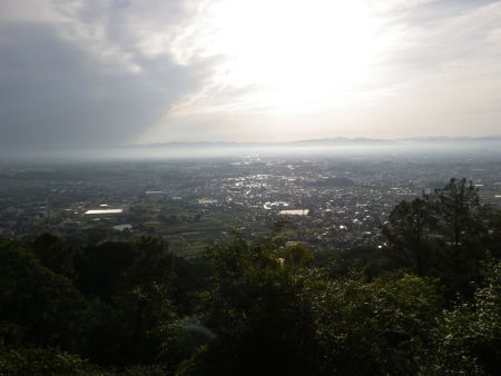 たしかに香芝市内が一望できているけど、視界が狭いのが残念。やはり早朝に夜景撮影したとび坂のほうが視界が広い。でもみんなでナイトハイキングするなら場所的にはここがいいかもしれない