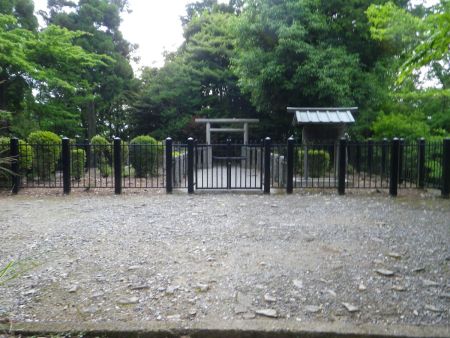 大津皇子の墓に到着。二上山は何度も登ってるけど、ここに来るのははじめて。箕面の山にある開成皇子墓に似てるね