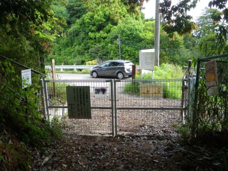 二上山上ノ池横登山口まで下ってきた。本当は６合目で引き返す予定が軽い散策の山行になってしまった。とりあえずお疲れ様でした