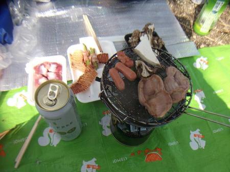 花見でいろいろ焼きながら、気分はビール♪