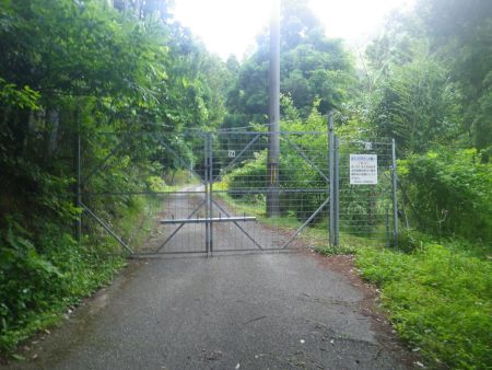 獣除けの柵を開けるんだけど、向かって右側の23番のほうの柵を開ける。24番のほうは開け閉めが大変