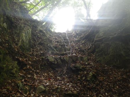 ここは二つの鎖があるけど、簡単に登ることができた。でも、かなり滑りやすかったので注意しながらだった