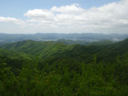 岩場の上からの展望。何の山が見えてるのかわからないんだけどね