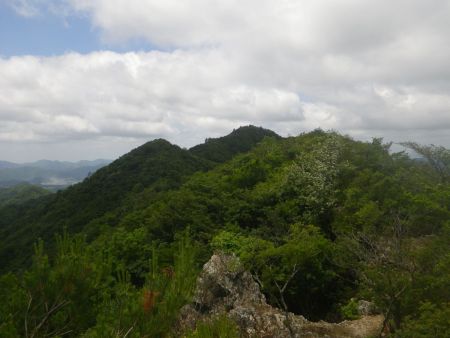 岩場の上から西ヶ嶽のほうを見てみた。奥の高い山が西ヶ嶽だと思われる。事前に地図で見ていたのでわかってはいたけど、ここから二つほどのピークをアップダウンする