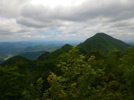 西ヶ嶽からの展望で御嶽が見えるけど、ここから見ると高く見える。以前は反対側のルートから登ったけど、こっち側のルートからは登りたくないね