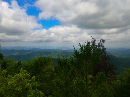 付近の山々が見えるけど何の山が見えてるのかわからない