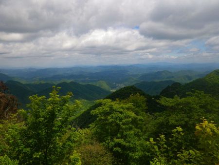 多紀連山はこの先も続くみたいだけど、標高は低くなっているので、ここから見えているどこかの山がそうなんだろうと思う