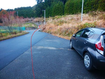 この広くなった路肩に駐車してスタート。鳥居のほうへ登っていく