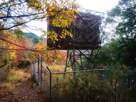 途中で反射板があった。この付近でちょっとだけ展望があったけど、大した景色じゃなかったので撮影しなかった