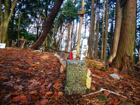 三角点とプレート、そして雪村あおいちゃんを撮影してみたけど、構図が悪いね