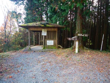 途中で山部赤人の墓ってのがあったけど、休憩所にしか見えなかった